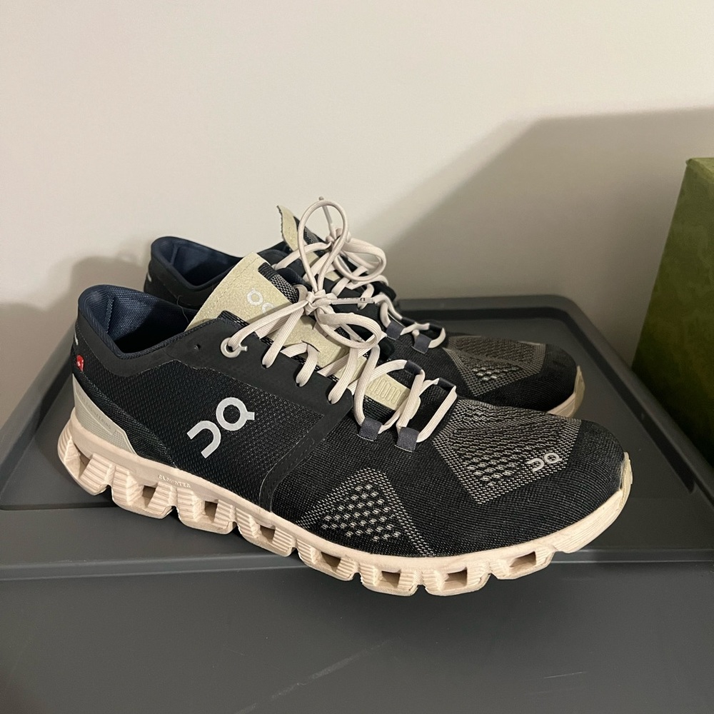 Women’s On Running Clouds Shoes Sz 11